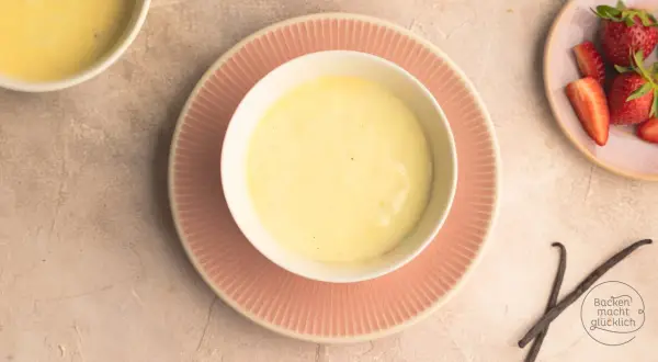 Cremiger Vanillepudding, perfekt zum Pudding selber machen. Dazu frische Erdbeeren und Vanilleschoten.