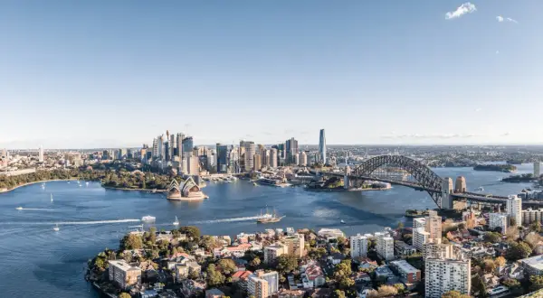 Widok na Sydney z Operą i mostem Harbour Bridge. Marzysz o podróży? Sprawdź, ile kosztuje wycieczka do Australii!