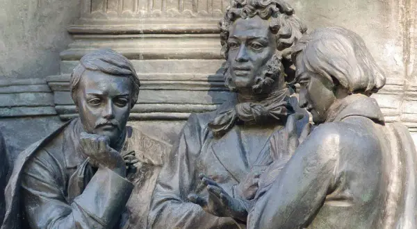Brązowe rzeźby trzech mężczyzn, symbolizujące romantyzm. Najważniejsze informacje o epoce w sztuce i literaturze.