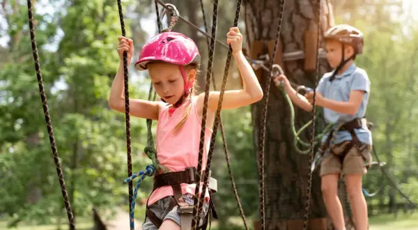 Park linowy dla dzieci: Jak wybrać bezpieczną przygodę i rozwój?