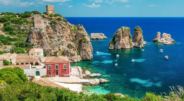 Scopri cosa vedere a Castellammare del Golfo: un borgo con torri antiche, case colorate e faraglioni nel mare cristallino.
