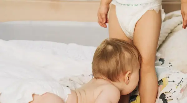 Ile pampersów dziennie zużywa dziecko? Odkryj, jak zaoszczędzić