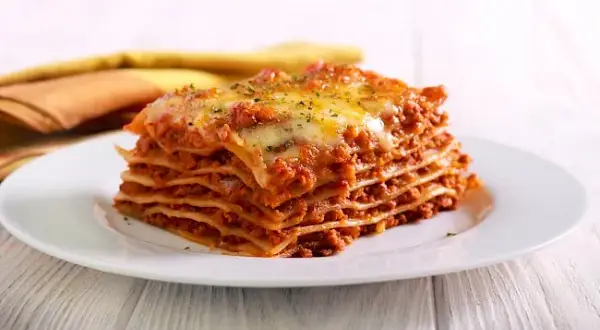 Ile kalorii ma lasagne? Poznaj wartość energetyczną popularnego dania