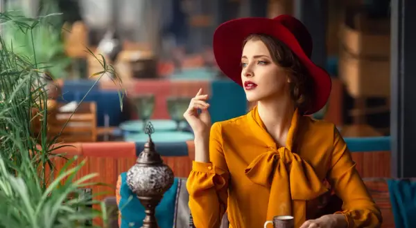 Jak wiązać bluzkę pod szyją, aby wyglądać stylowo i elegancko