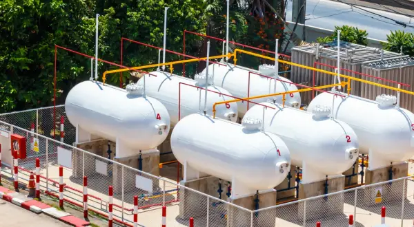 Jak powstaje LPG? Poznaj tajniki produkcji i źródła gazu płynnego