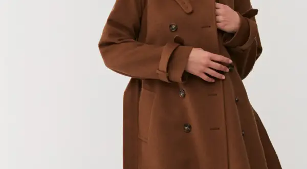 Jakie dodatki do brązowego płaszcza damskiego? 7 stylowych porad