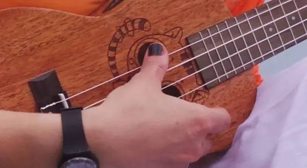 Jak szarpać struny na ukulele i tworzyć wyjątkowe brzmienia