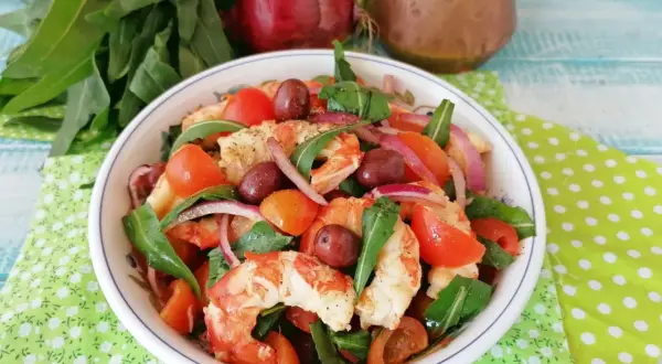 Insalata fresca con gamberi succulenti, pomodorini, olive e cipolla rossa. Un'esplosione di sapori mediterranei, perfetta come catalana di gamberi estiva.