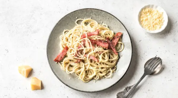 Ein Teller Spaghetti Carbonara mit Speck und Parmesan. Perfekt für die Frage: welcher Wein zu Carbonara.