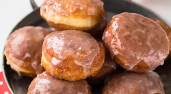 Stary przepis na pączki babci. Złociste, puszyste, oblane lukrem. Idealne na tłusty czwartek.
