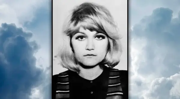 Vesna Vulović, en ung kvinna med blont hår och markerad makeup, blickar mot betraktaren.