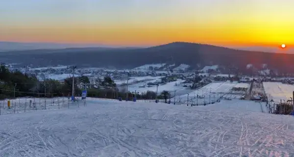 Śnieg w Górach Świętokrzyskich? Sprawdź, gdzie jeździć i co robić!
