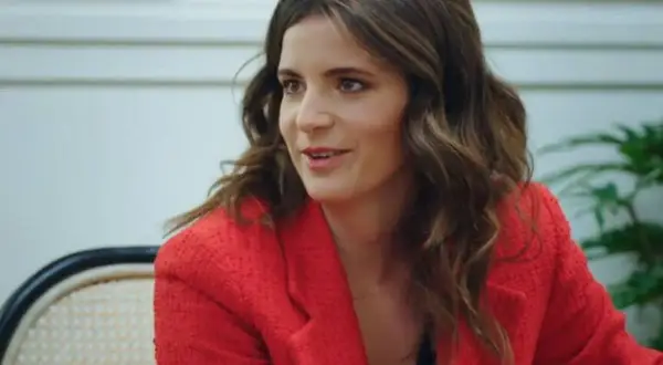 Ana Iris Simón, con su chaqueta roja, comparte ideas en una conversación animada.