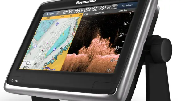 Schermo Raymarine che mostra una mappa nautica e un'immagine sonar, illustrando come funziona un ecoscandaglio per esplorare i fondali marini.