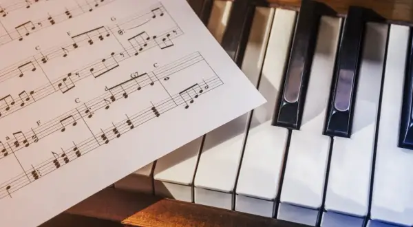 Nuty muzyczne leżące na klawiaturze keyboardu.
