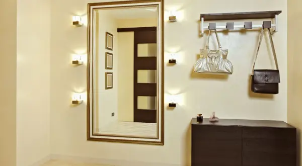 Lustro naprzeciwko drzwi: Feng Shui czy design? Gdzie powiesić?