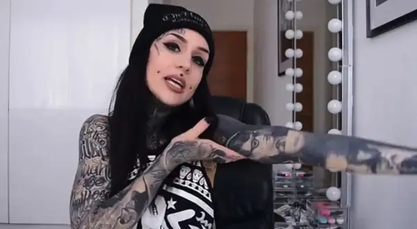 Monami Frost, con su estilo único, muestra sus tatuajes en brazos y cuello.