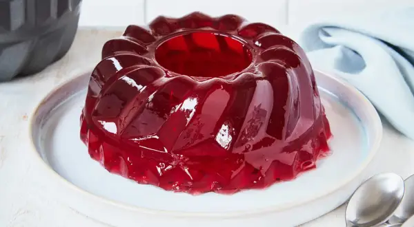 Ein glänzender, roter Wackelpudding in Gugelhupfform, bereit zum Genießen. Perfekt, um Wackelpudding selber machen zu lernen!