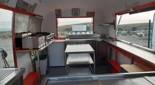 Interior de un food truck en Cabo de Gata, listo para servir deliciosas comidas.