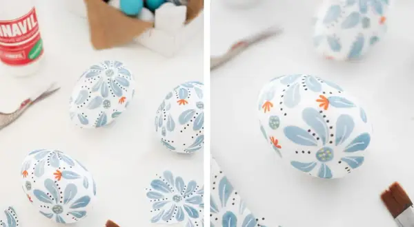 Lavoretti uova di polistirolo decorate con fiori azzurri e arancioni, pronte per Pasqua.