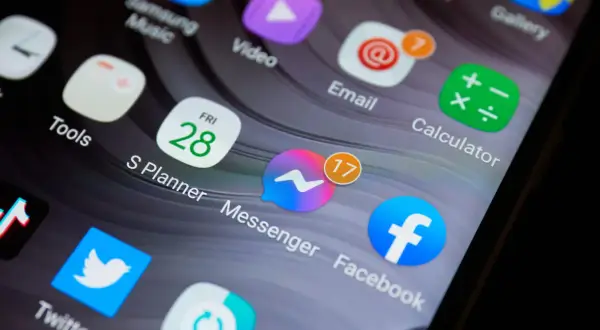 Ikona Messengera na ekranie telefonu. Dowiedz się, jak zmienić dźwięk wiadomości na Messengerze, aby spersonalizować powiadomienia.