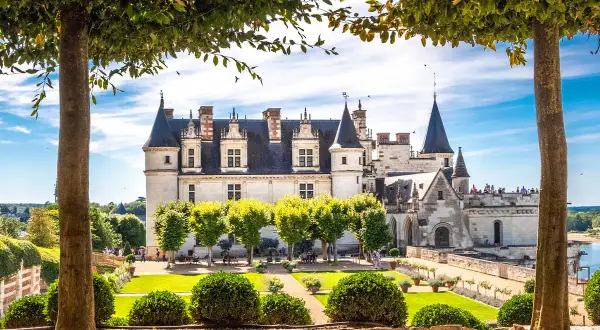 Zamek nad najdłuższą rzeką Francji, Loarą. Wspaniała architektura, zielone ogrody i błękitne niebo.