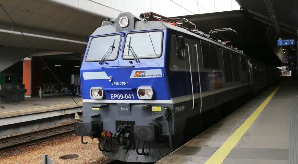 Niebieski pociąg PKP Intercity EP09-041 stoi na peronie 4, gotowy do odjazdu.