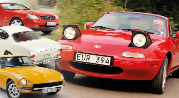En samling klassiska sportbilar: en röd Mazda Miata med pop-up-strålkastare, en gul Datsun 240Z, en vit Volvo P1800 och en röd Mercedes-Benz SLK.
