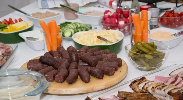Na stole wędliny, kaszanka, warzywa i dodatki. Czy katolik może jeść kaszankę? Tak, jeśli nie zawiera składników zabronionych.