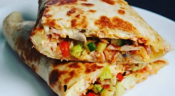 Chrupiąca tortilla na ciepło z patelni, wypełniona warzywami i serem. Idealna na szybki posiłek.