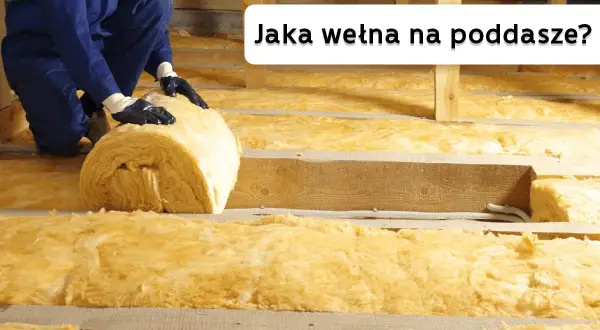 Pracownik układa wełnę mineralną na poddaszu. Jaka wełna na poddasze sprawdzi się najlepiej?