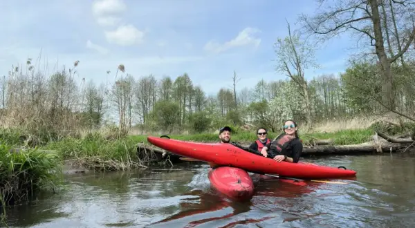 Kurs kajakarstwa nizinnego: Opanuj rzekę bezpiecznie i z pasją!