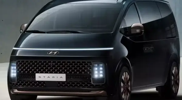 Nowoczesny czarny Hyundai Staria z charakterystycznym pasem LED i siatkowym grillem.