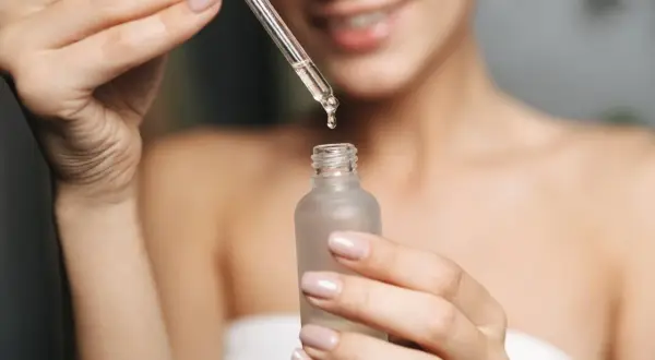 Kwas fitynowy w kroplach z pipety, aplikowany do buteleczki z serum. Delikatna pielęgnacja dla promiennej cery.