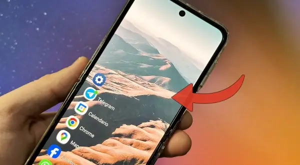 Mano sujetando un teléfono con un launcher Android, mostrando iconos de apps como Telegram, Calendario, Chrome, Maps, Facebook y WhatsApp.