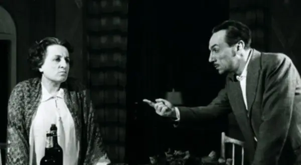 Una donna e un uomo discutono animatamente. La scena evoca la **Filumena Marturano storia vera**, un dramma di vita e di scelte difficili.