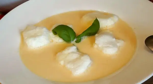 Delikatna zupa nic z puszystymi chmurkami białka i listkiem bazylii. Idealna na lekki posiłek.