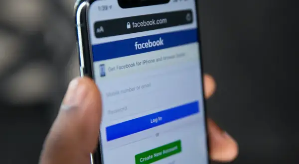 Ekran logowania Facebooka na telefonie. Szukasz odpowiedzi, jak odzyskać konto na FB bez maila i telefonu?