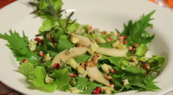 Ein köstlicher Rucola Salat mit Birne, Blauschimmelkäse und Granatapfelkernen. Perfekt für ein leichtes Mittagessen oder als Beilage.