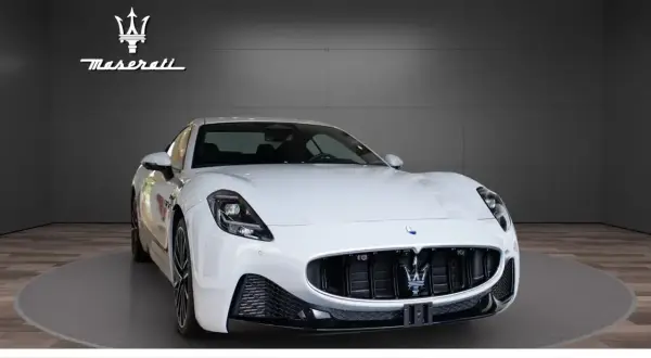 Białe Maserati w salonie, gotowe do jazdy. Sprawdź aktualną maserati cena i wybierz swój wymarzony model.