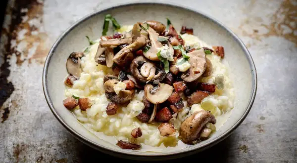 En krämig risotto med kyckling, toppad med champinjoner, knaperstekt bacon och en touch av blåmögelost. En riktig smakupplevelse!