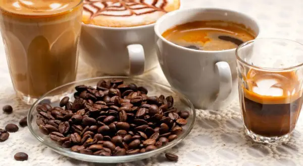 Kawa z mlekiem, espresso i ziarna kawy. Czy kawa z mlekiem tuczy? Zależy od ilości mleka i cukru.