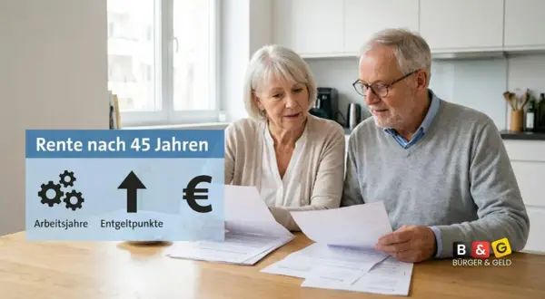 Älteres Paar prüft Unterlagen zur Rente nach 45 Jahren. Wie viel Rente gibt es für 40 Rentenpunkte?