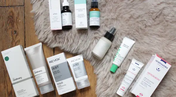 Collection de soins pour la peau : sérums et crèmes contenant de l'acide salicylique et de l'acide azélaïque.