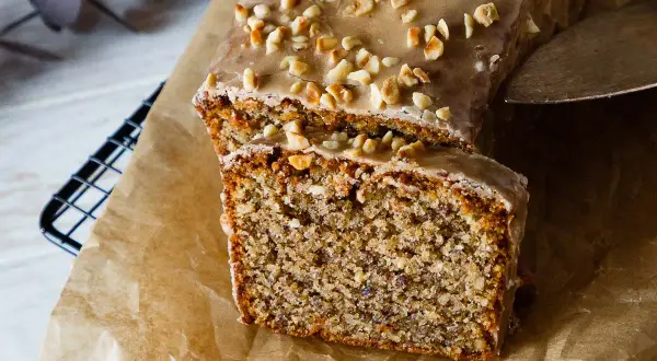 Ein saftiger Nusskuchen, schnell gebacken und mit knackigen Nüssen bestreut. Perfekt für den Kaffeetisch.