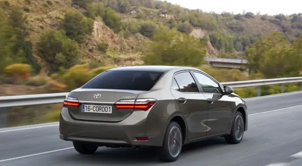 Szary sedan Toyota Corolla 1.6 benzyna jedzie po drodze. Jaki olej do silnika?