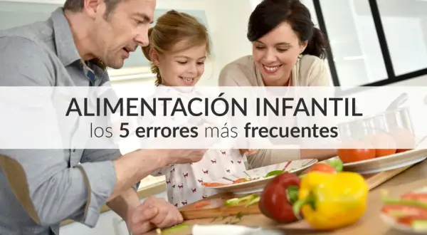 Familia preparando comida, aprendiendo sobre grupos de alimentos para niños.