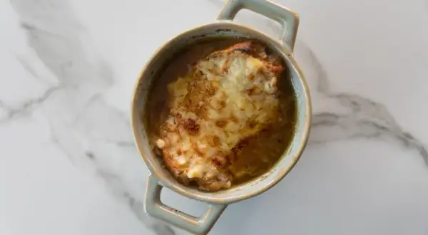 Sopa de Cebolla Francesa: La Receta Perfecta y el Gratinado Ideal