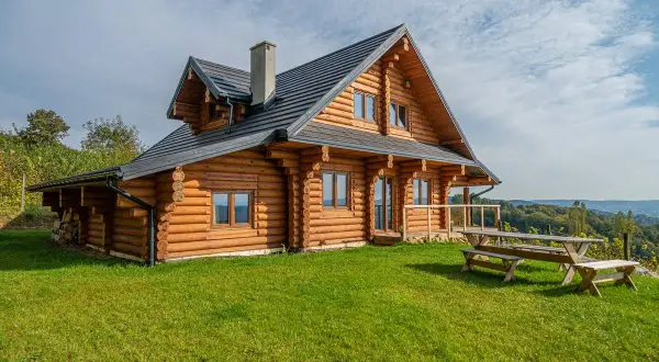 Drewniany domek na skraju winnicy uroczysko, z widokiem na zielone wzgórza. Idealne miejsce na relaks wśród natury.