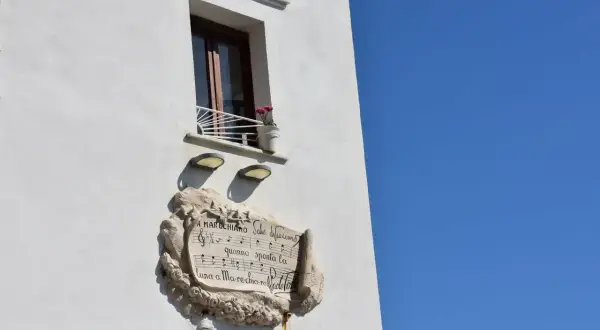 Targa in pietra con spartito musicale e testo "A Marechiaro Salis, dicemmo, quando spunta la luna a Mare-chiaro".